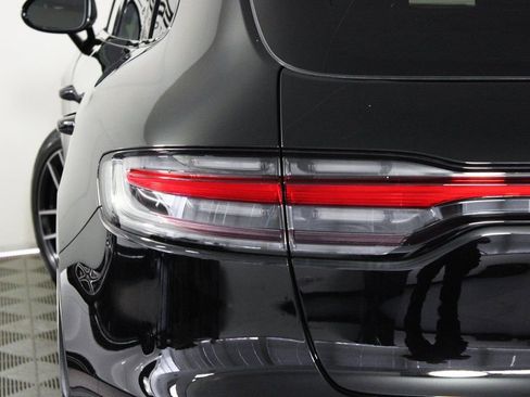 Certified 2025 Porsche Macan AWD/4WD image 12