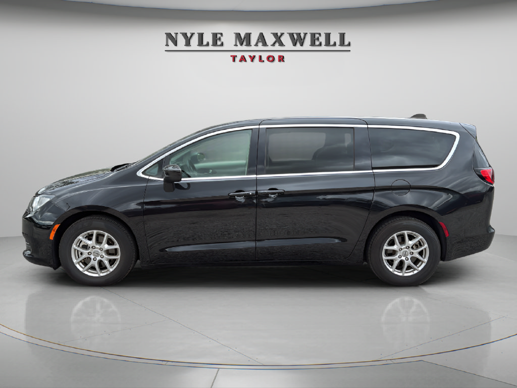 Used 2022 Chrysler Voyager LX FWD image 10