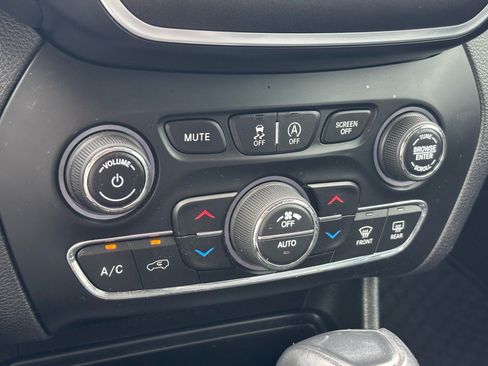 Used 2019 Jeep Cherokee Trailhawk w/ Cold Weather Group AWD/4WD image 14