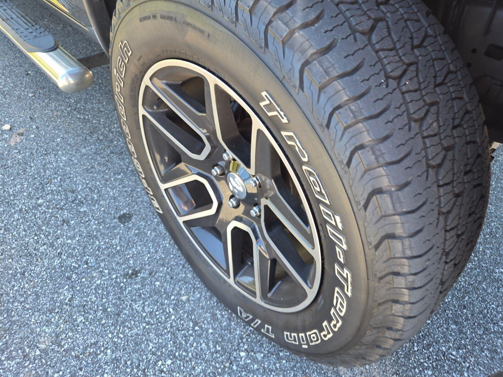 Used 2017 RAM 1500 Classic SLT AWD/4WD image 4
