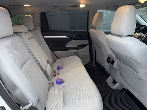 Used 2019 Toyota Highlander LE image 15
