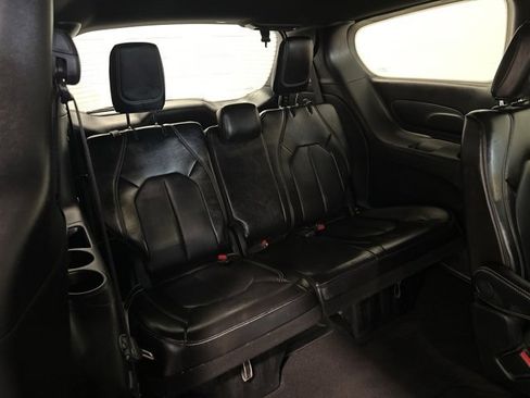 Used 2025 Chrysler Pacifica Select image 15