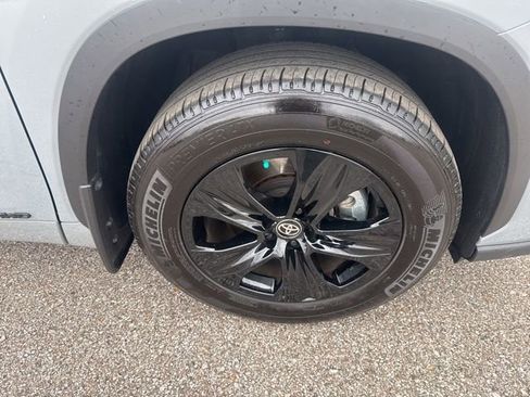 Used 2025 Toyota Highlander XLE image 13