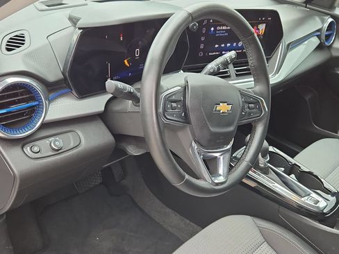 Used 2025 Chevrolet Trax LT w/ LT Convenience Package FWD image 15