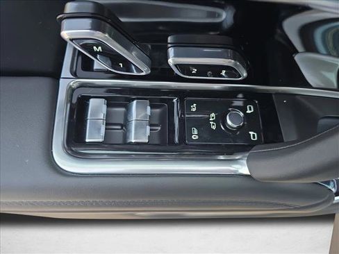 New 2025 Land Rover Range Rover Long Wheelbase SE image 30