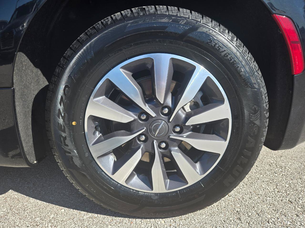 Used 2024 Chrysler Pacifica Limited FWD image 8