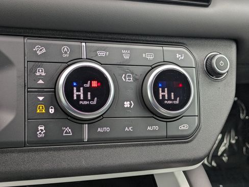 Used 2025 Land Rover Defender 110 X-Dynamic SE image 16