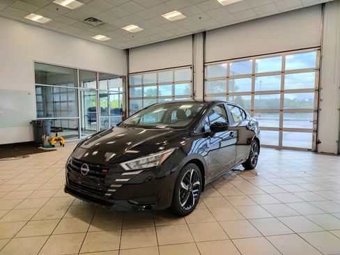 New 2025 Nissan Versa SR w/ Trunk Package FWD image 7