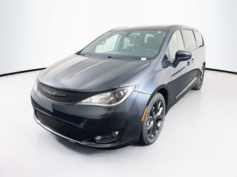 Used 2020 Chrysler Pacifica Touring w/ S Appearance Package FWD image 3