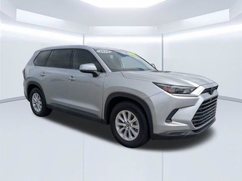 Used 2024 Toyota Grand Highlander FWD image 2