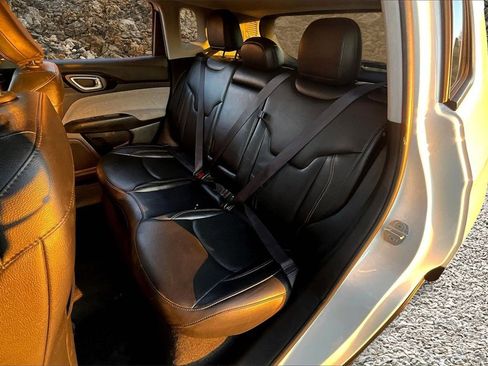 Used 2022 Jeep Compass Latitude image 21