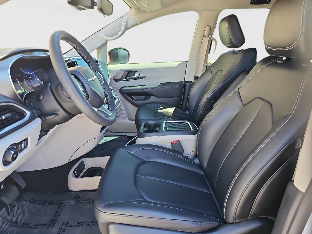 Used 2024 Chrysler Pacifica Touring-L FWD image 16