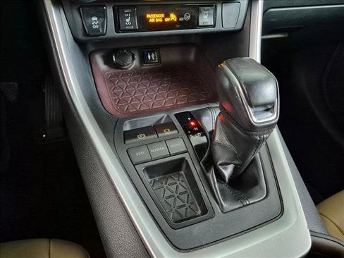 Used 2019 Toyota RAV4 Limited FWD image 11