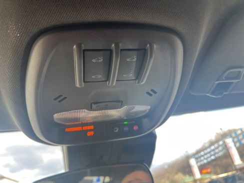 Used 2025 Chevrolet Trax RS w/ Sunroof Package image 35