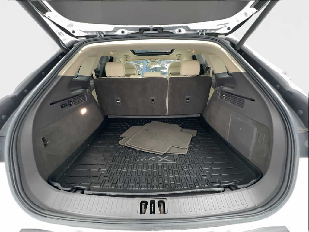 Used 2017 Lincoln MKX Reserve w/ Driver Assistance Package FWD image 18