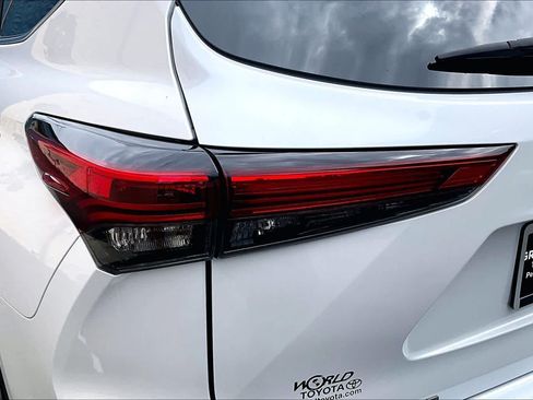 Used 2023 Toyota Highlander XLE FWD image 29