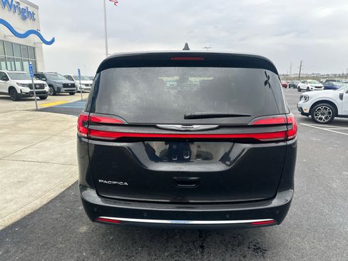 Used 2024 Chrysler Pacifica Touring-L image 7
