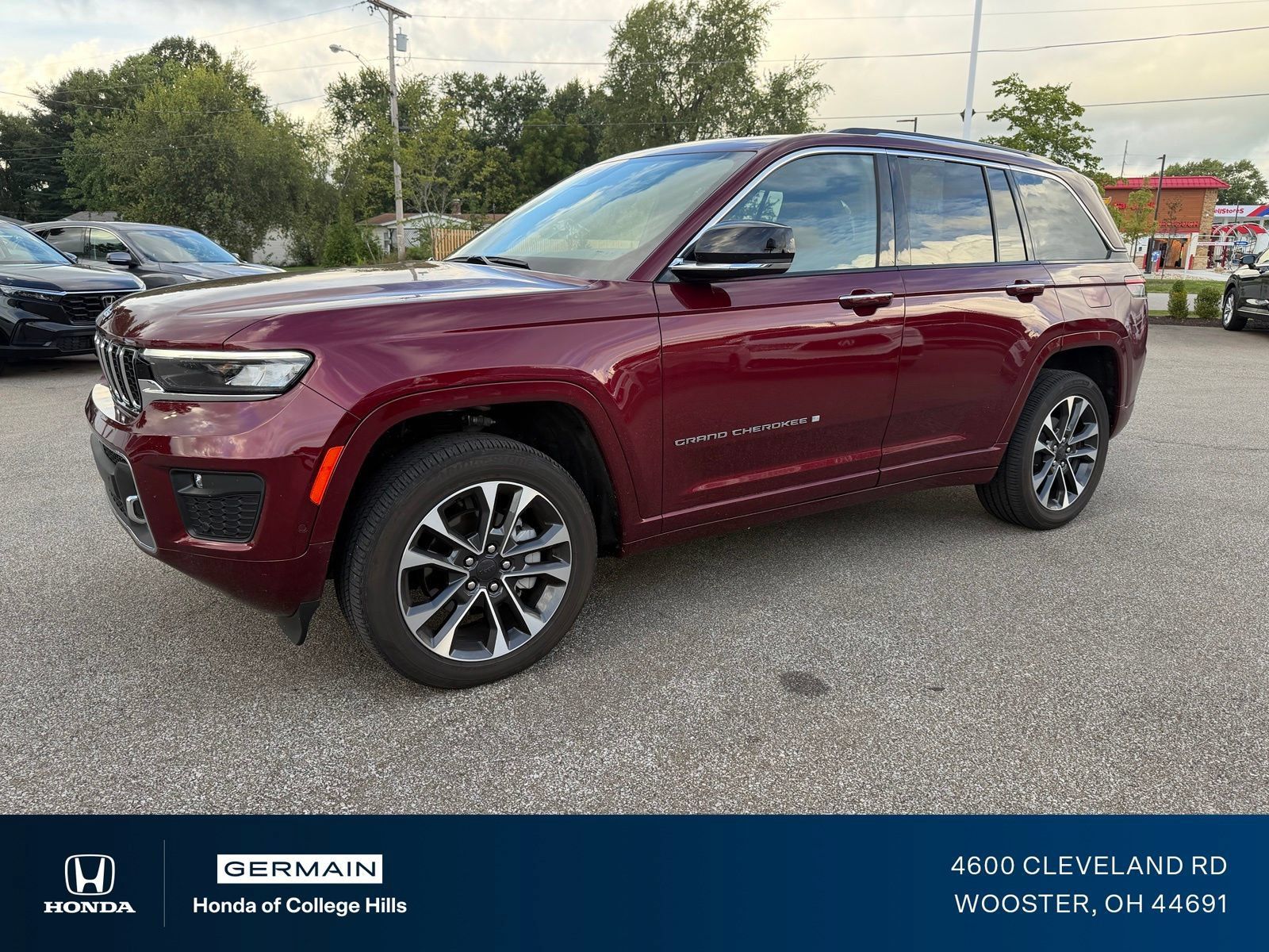 Used 2023 Jeep Grand Cherokee Overland AWD/4WD image 1