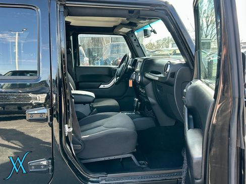 Used 2018 Jeep Wrangler Unlimited Sahara w/ Connectivity Group AWD/4WD image 17