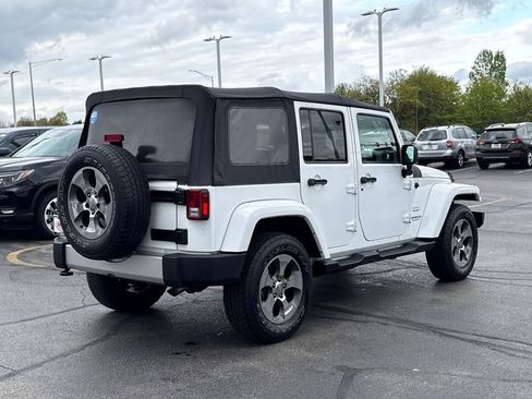 Used 2017 Jeep Wrangler Unlimited Sahara w/ Connectivity Group AWD/4WD image 11