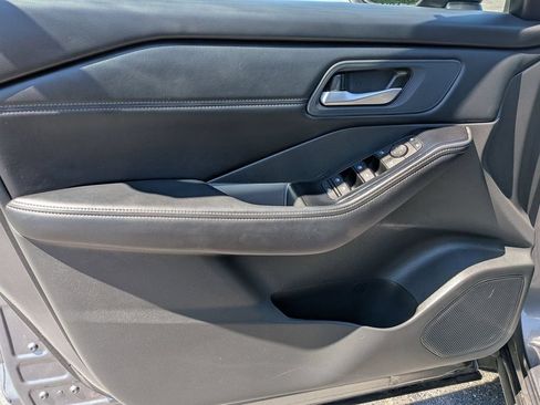 Used 2025 Nissan Rogue SV w/ SV Premium Package FWD image 9