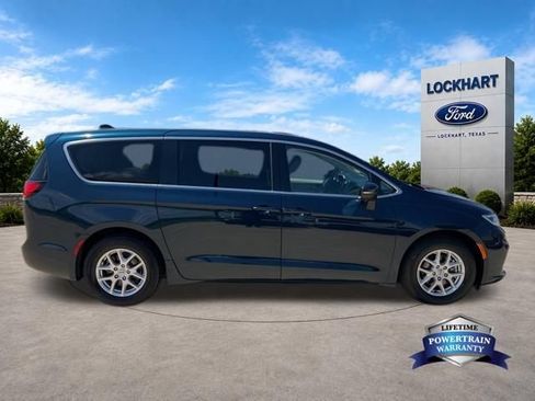 Used 2023 Chrysler Pacifica Touring-L FWD image 8