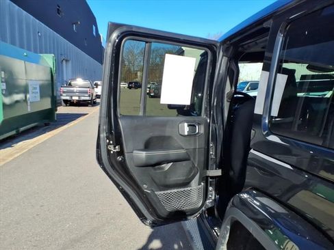 Used 2020 Jeep Wrangler Unlimited Sahara image 14