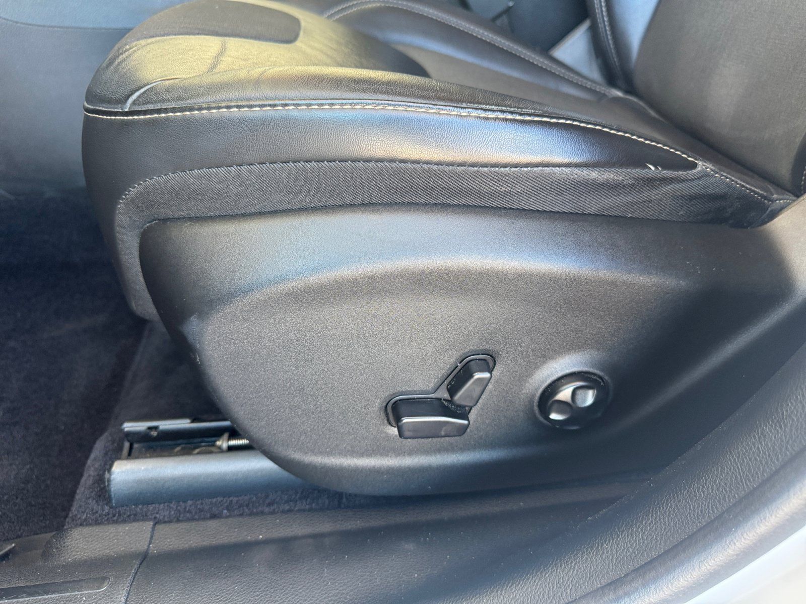 Used 2018 Jeep Cherokee Latitude Plus w/ Comfort/Convenience Group FWD image 10