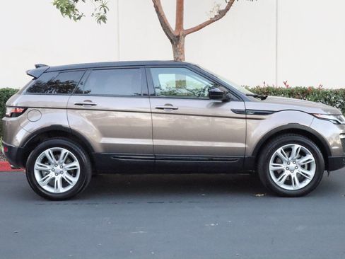 Used 2018 Land Rover Range Rover Evoque SE Premium image 4