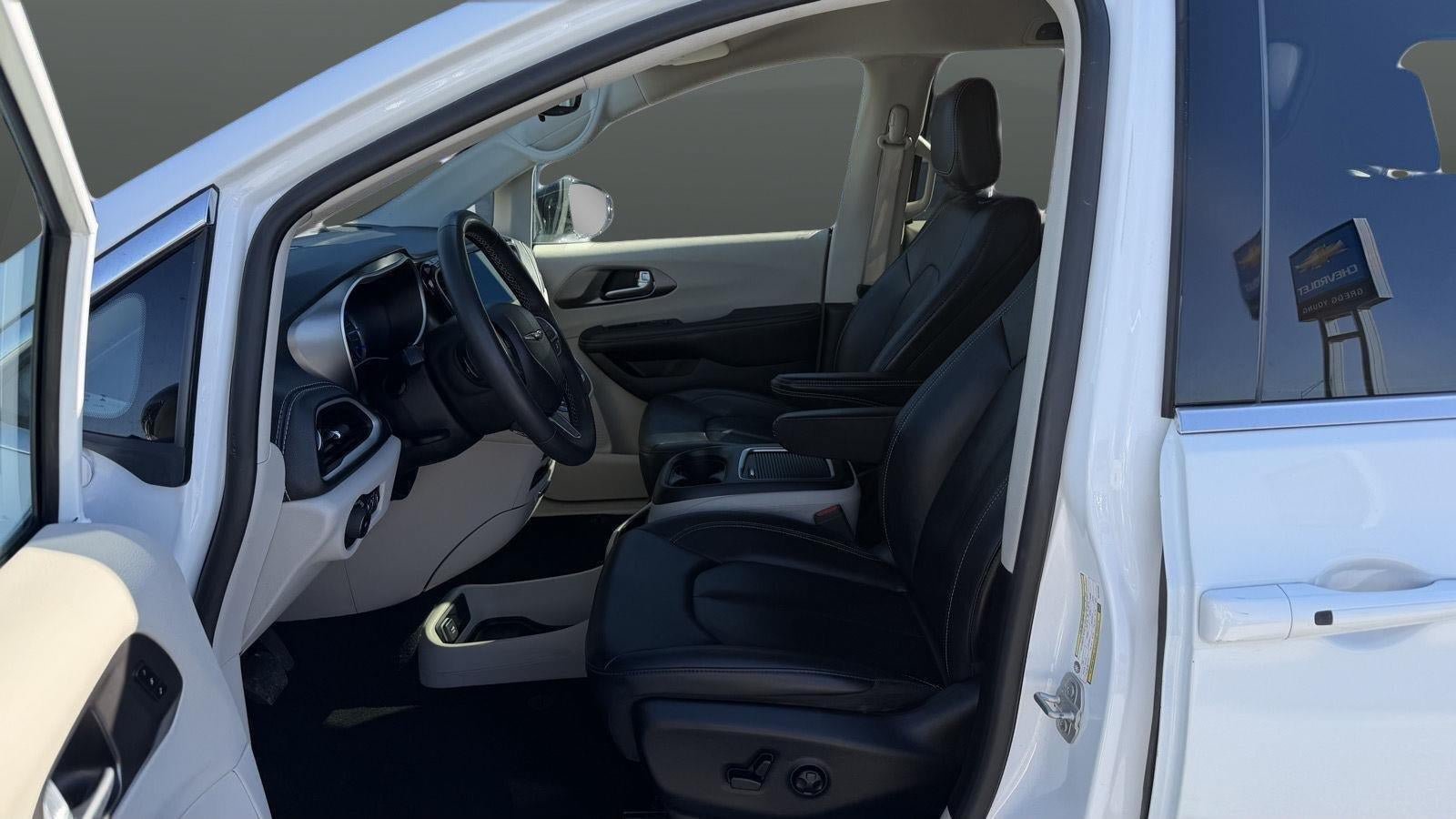 Used 2024 Chrysler Pacifica Limited FWD image 35