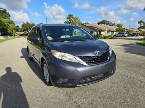 Used 2014 Toyota Sienna LE FWD image 3