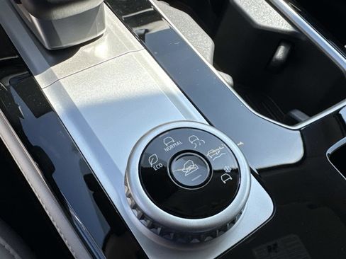 New 2025 Mitsubishi Outlander SE image 26