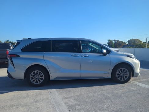 Used 2021 Toyota Sienna LE image 4