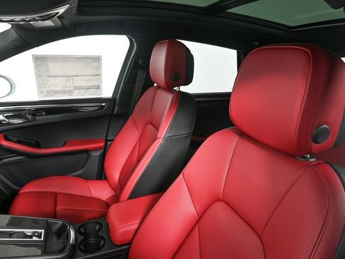 Certified 2025 Porsche Macan image 5