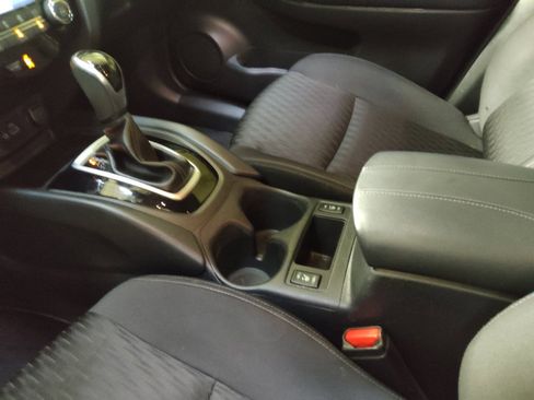 Used 2020 Nissan Rogue SV image 26