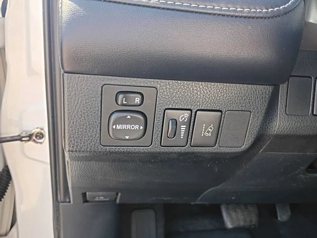 Used 2018 Toyota RAV4 Limited FWD image 18