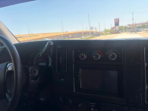 Used 2012 Chevrolet Express 2500 Extended RWD image 10