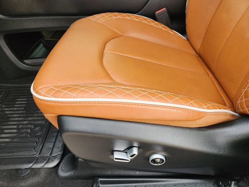 Used 2025 Chrysler Pacifica Pinnacle FWD image 28