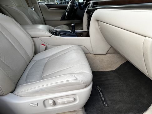 Used 2021 Lexus LX 570 4WD w/ 3rd Row & Luxury Pkg image 45