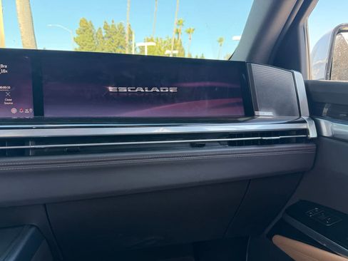 Used 2025 Cadillac Escalade ESV Premium Luxury AWD/4WD image 18