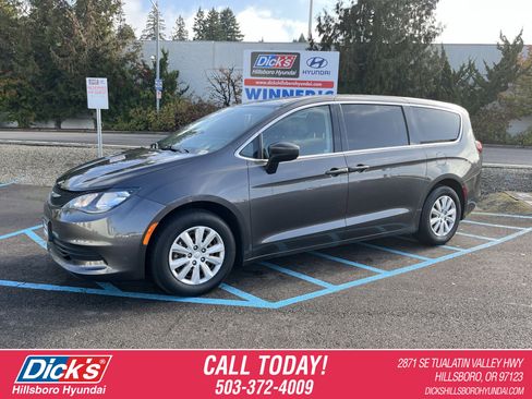 Used 2020 Chrysler Voyager L image 1
