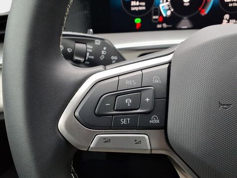 Used 2025 Volkswagen Tiguan SE image 21