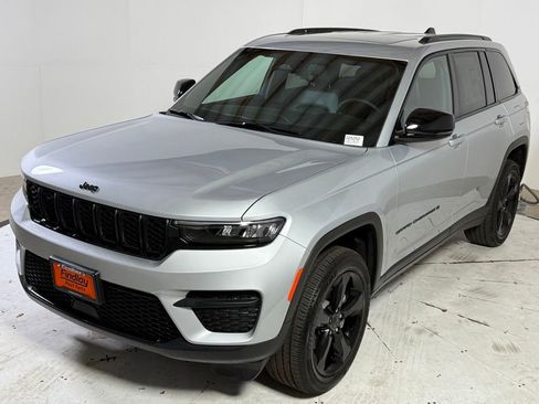 New 2025 Jeep Grand Cherokee Altitude image 3