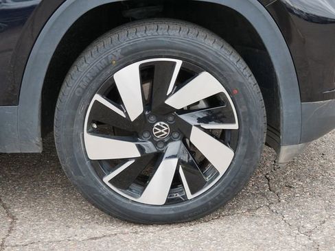 Certified 2025 Volkswagen Atlas Cross Sport SE FWD image 9