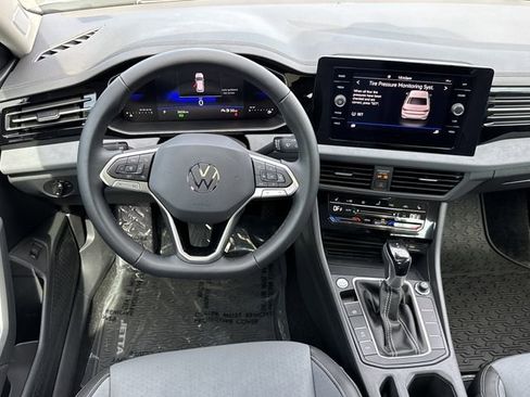 Used 2025 Volkswagen Jetta SE FWD image 23