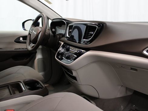 Used 2020 Chrysler Pacifica Touring w/ Advanced Safetytec Group image 22