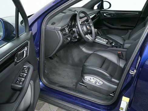 Certified 2025 Porsche Macan image 8