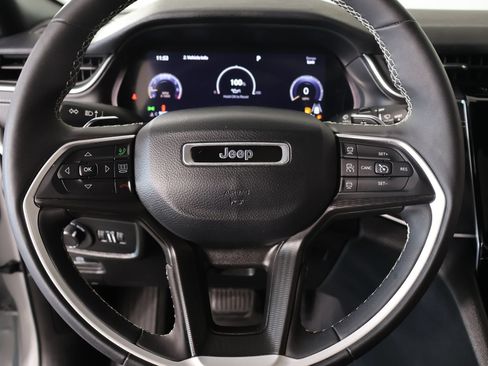 Used 2023 Jeep Grand Cherokee Altitude AWD/4WD image 3