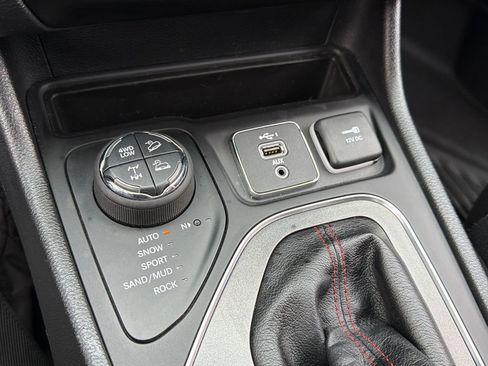 Used 2020 Jeep Cherokee Trailhawk w/ Cold Weather Group AWD/4WD image 27