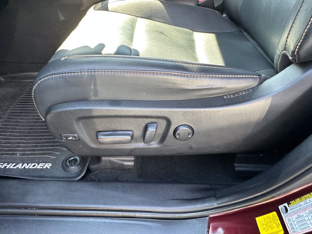 Used 2019 Toyota Highlander XLE FWD image 19